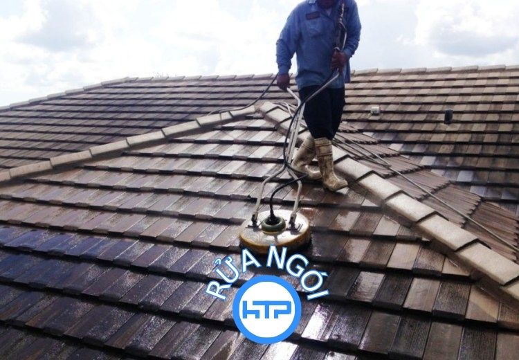 Cần phải đảm bảo các tiêu chuẩn an toàn khi vệ sinh mái ngói